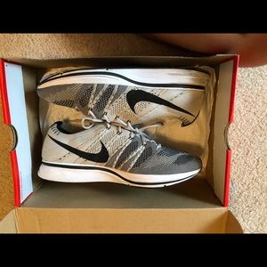 Sz 9.5 Nike Flyknit Trainer "PALE GREY"